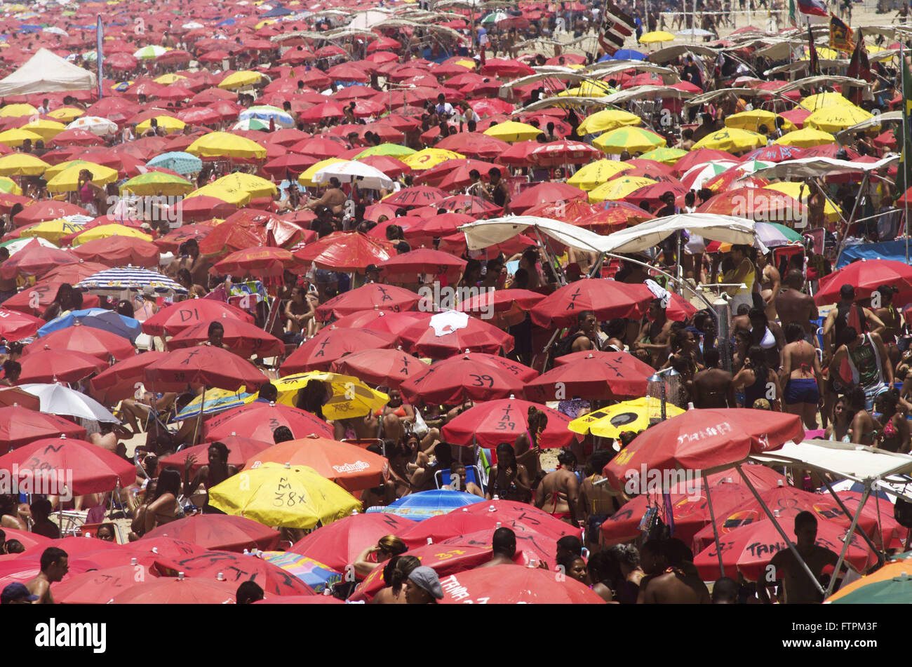 Les parasols de plage bondée sur le bord d'Ipanema et Leblon - ville du sud Banque D'Images