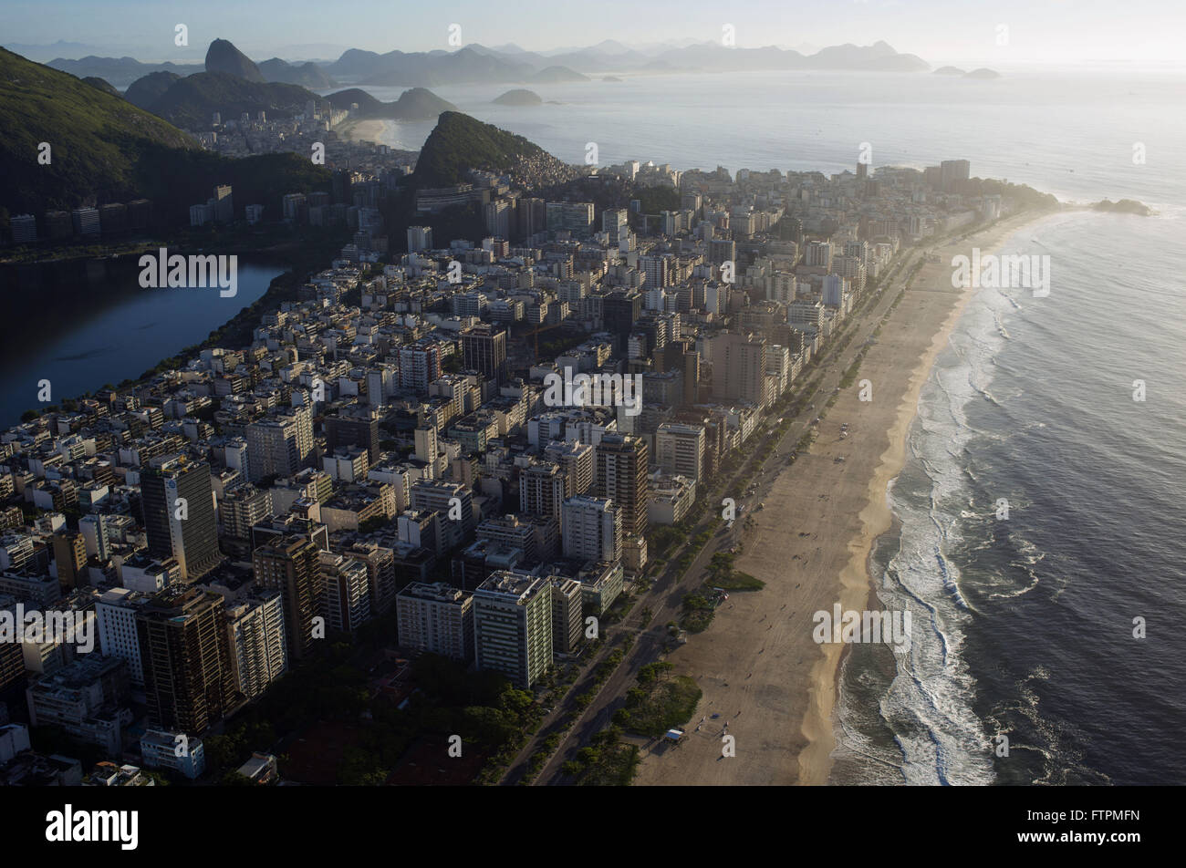 Vue aérienne de la plage de Ipanema et Lagoa Rodrigo de Freitas à gauche Banque D'Images