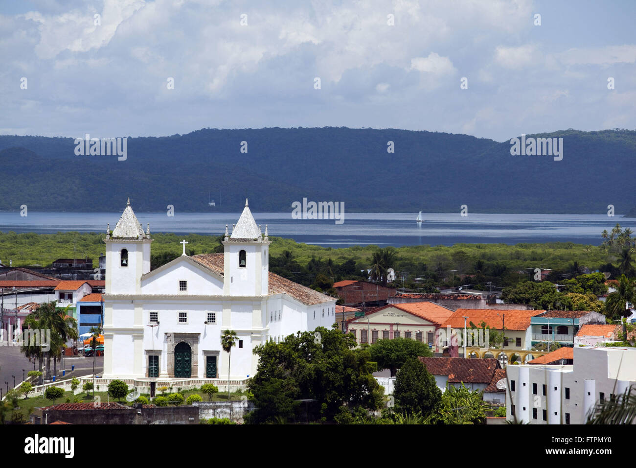 Mère Église de ville Maragojipe avec Paraguacu river bas - Reconcavo Baiano Banque D'Images
