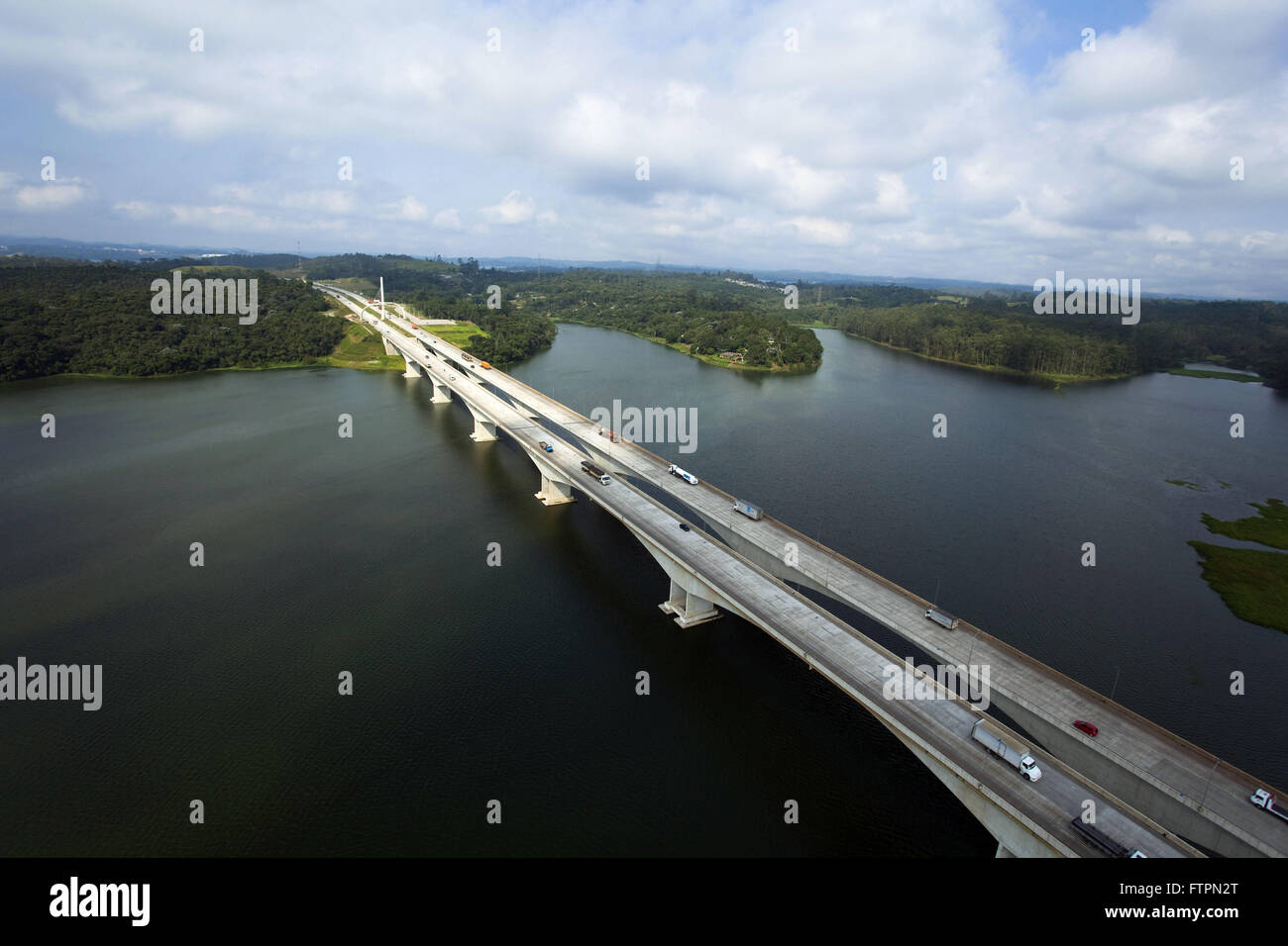 Vue aérienne de la section sud de la Mario Covas beltway sur le barrage de Billings Banque D'Images