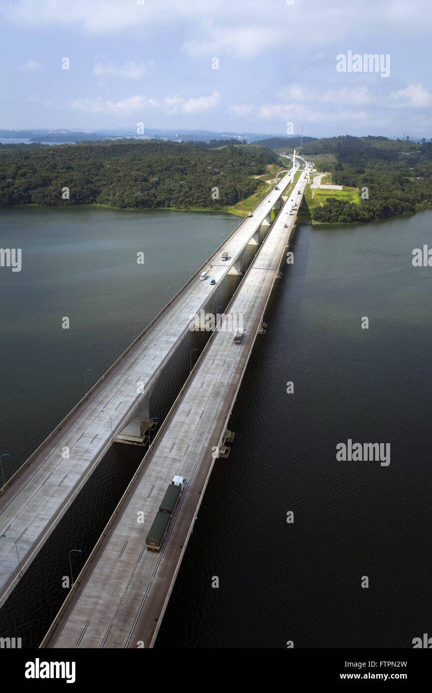 Vue aérienne de la section sud de la Mario Covas beltway sur le barrage de Billings Banque D'Images