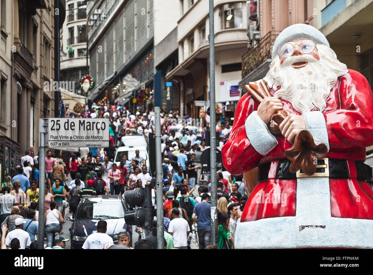 Père Noël en 25, rue Marco avec les piétons sur la piste principale du port la veille de Noël dans l'arrière-plan Banque D'Images