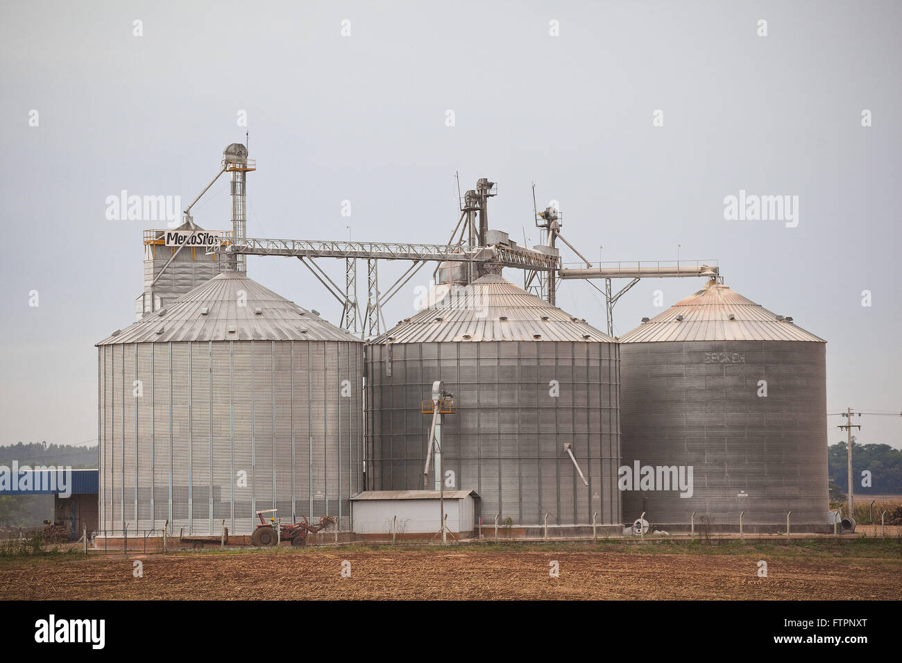 Les silos de stockage de céréales au bord de la PR-471 l'autoroute à la campagne Banque D'Images