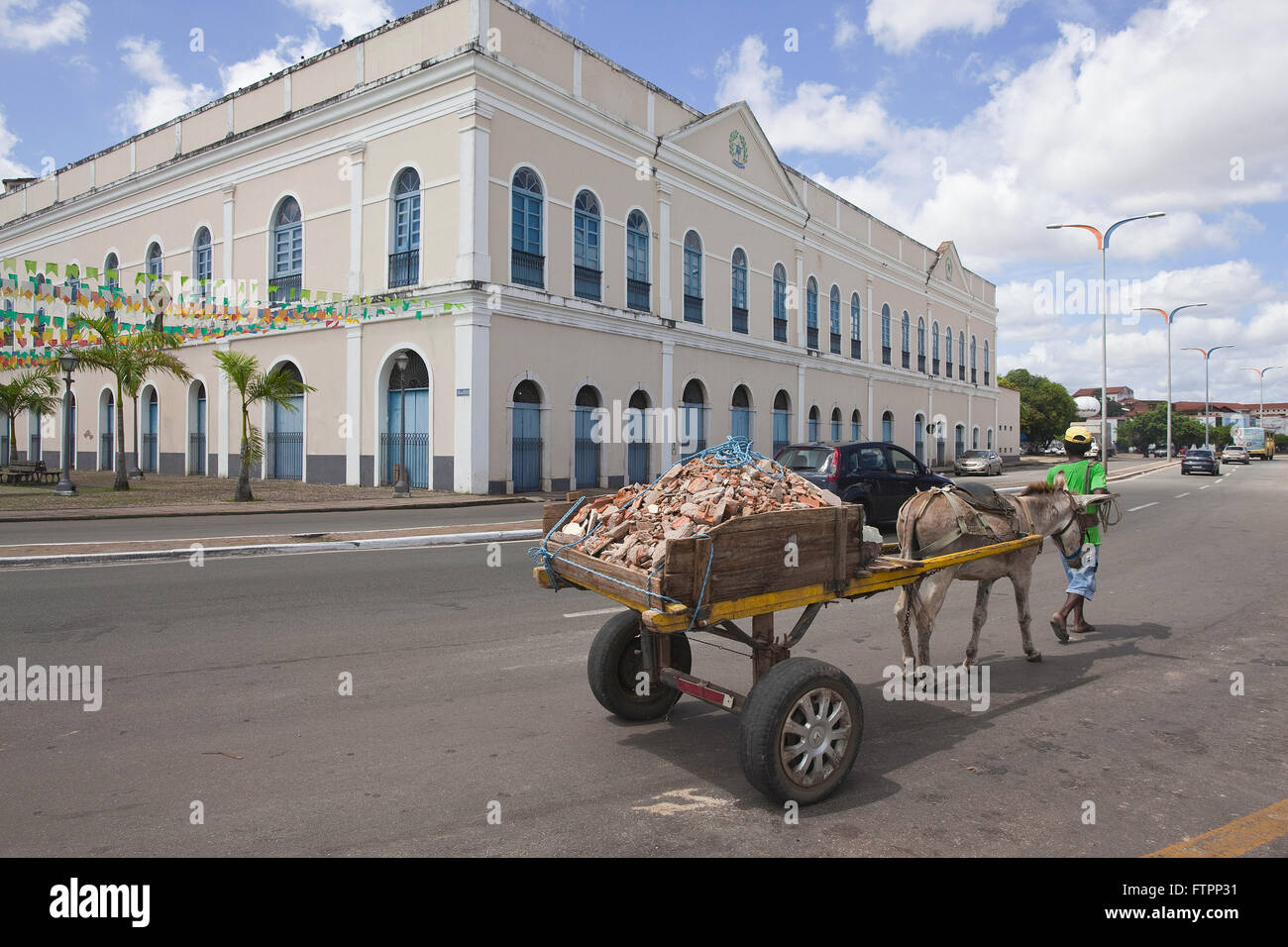 Panier dessiné par âne transportant des déblais sur Avenida Beira-Mar Banque D'Images