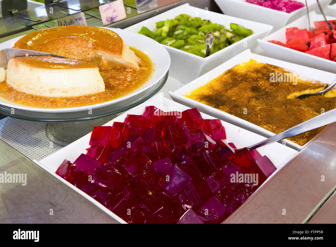 Le restaurant buffet de desserts avec de la gélatine, du pudding, des fruits et du maïs vert curau Banque D'Images