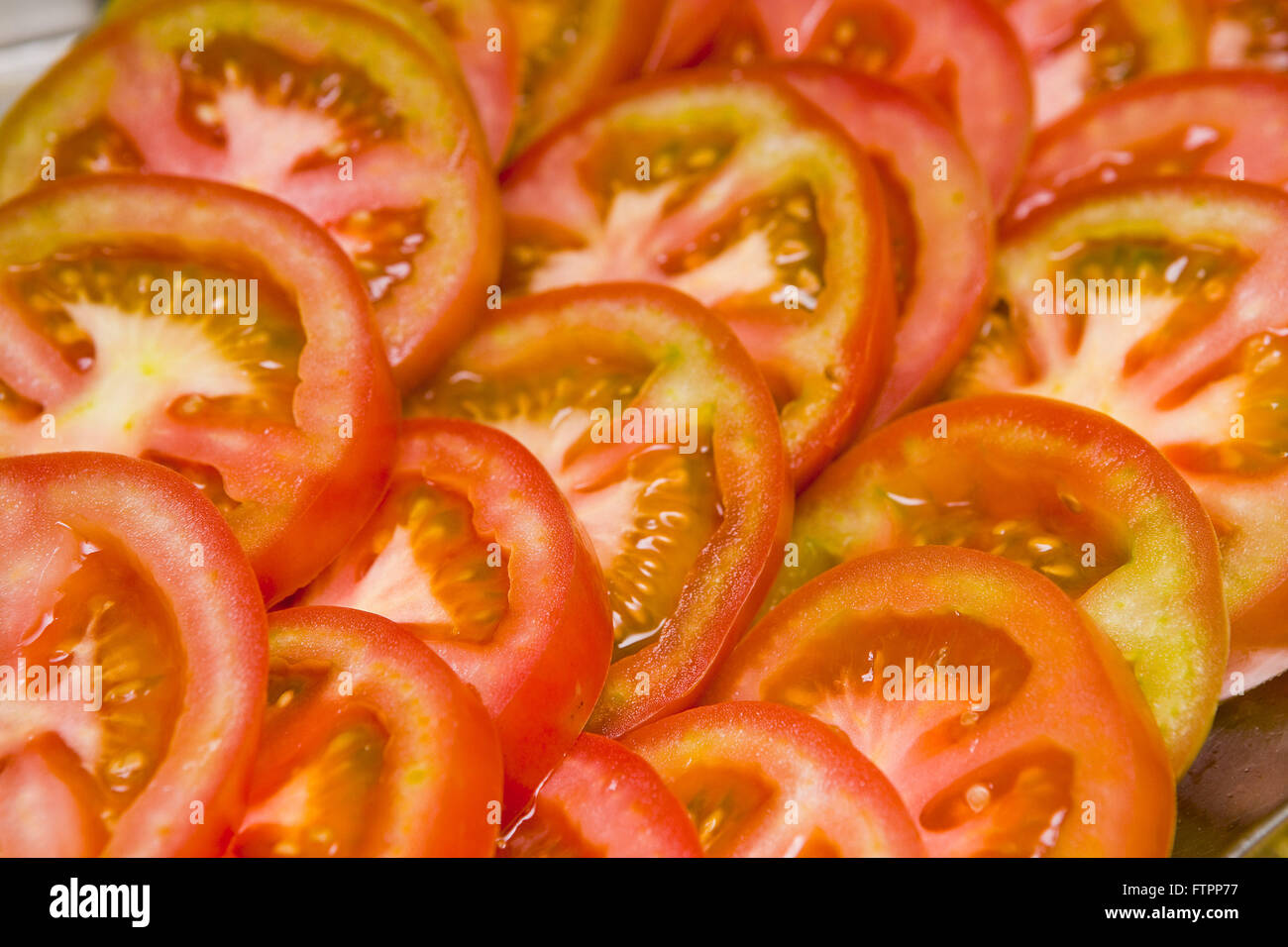 Salade de tomates crues coupées en tranches Banque D'Images