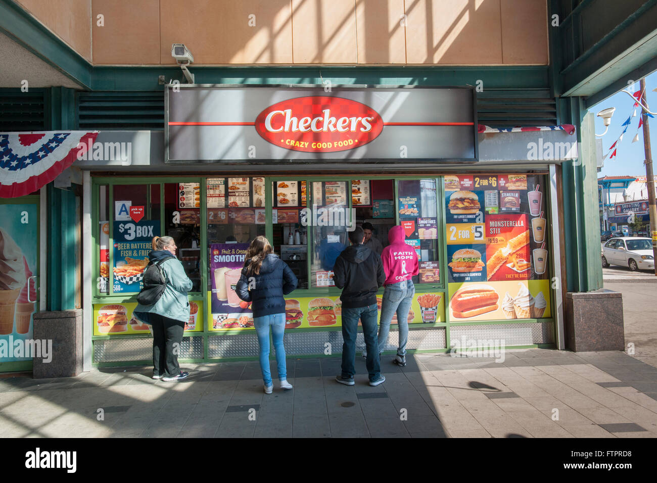 Une succursale de la chaîne de restauration rapide dans le Stillwell Avenue Gare dans Coney Island à New York, le samedi 26 mars 2016. (© Richard B. Levine) Banque D'Images