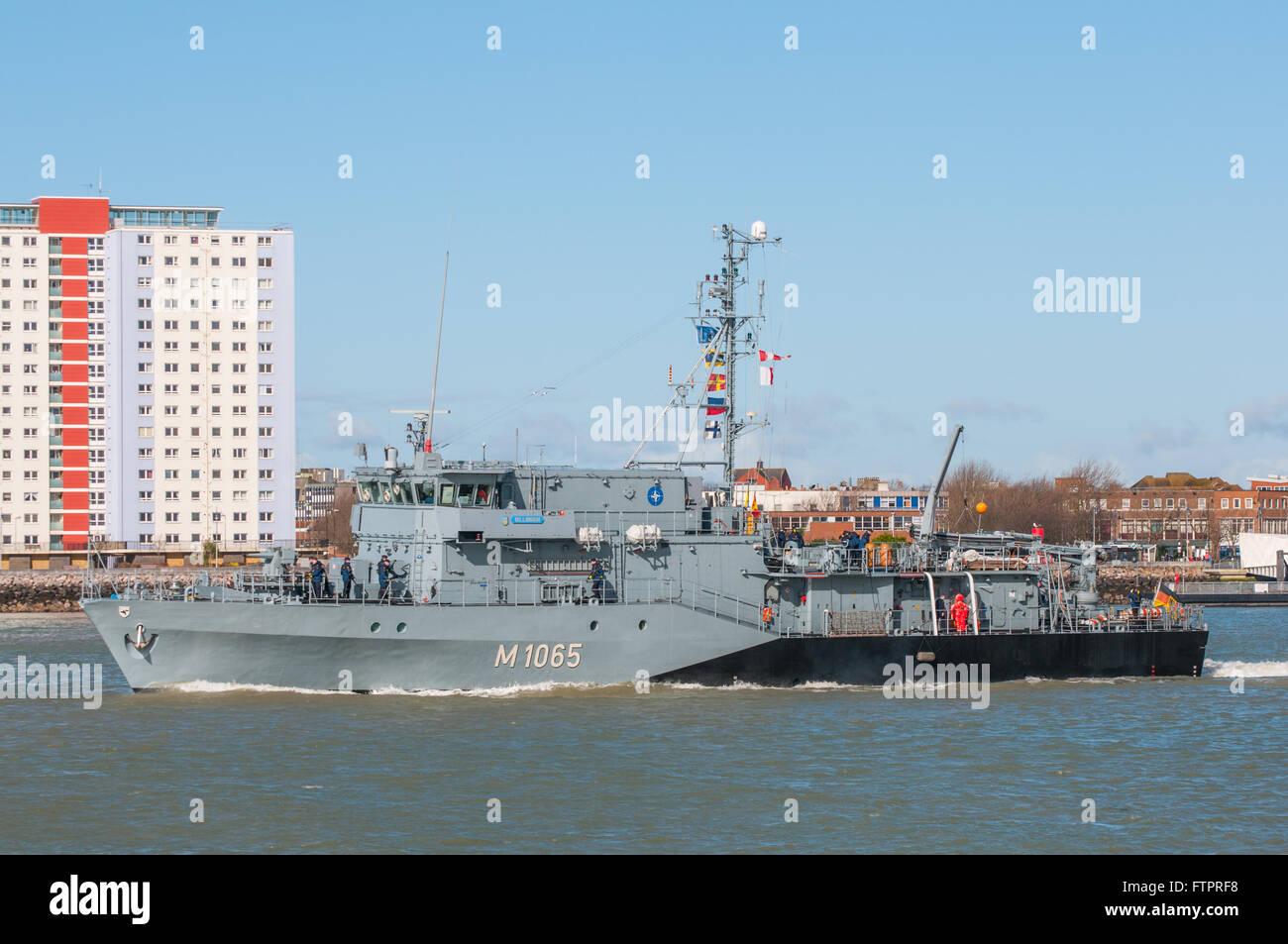 Le navire de guerre des mines de la marine allemande FGS Dillingen (M1065) au départ de Portsmouth, Royaume-Uni le 29 mars 2016. Banque D'Images