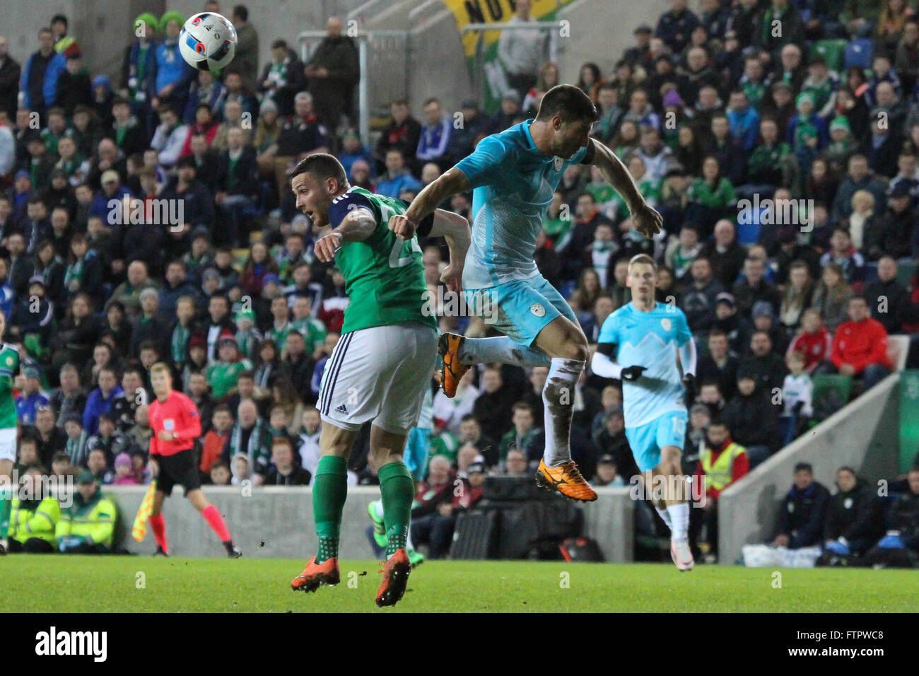 28 mars 2016 - défi international de Vauxhall (Friendly). L'Irlande du Nord 1 Slovénie 0. Conor Washington (à gauche) en action pour l'Irlande du Nord Banque D'Images