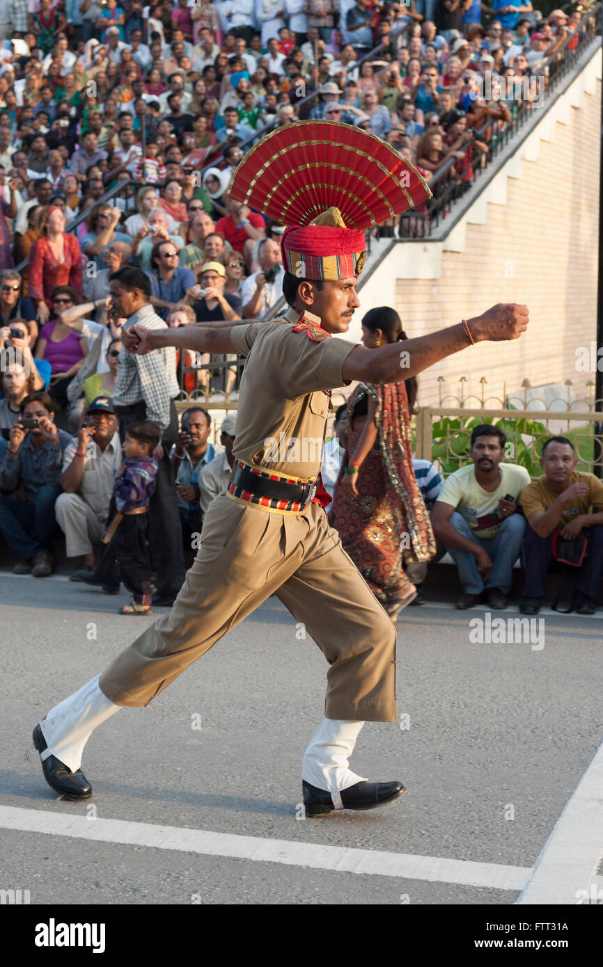 La Wagah border "combler l'abaissement de la cérémonie des drapeaux est une pratique quotidienne militaire que les forces de sécurité aux frontières de l'Inde. Banque D'Images