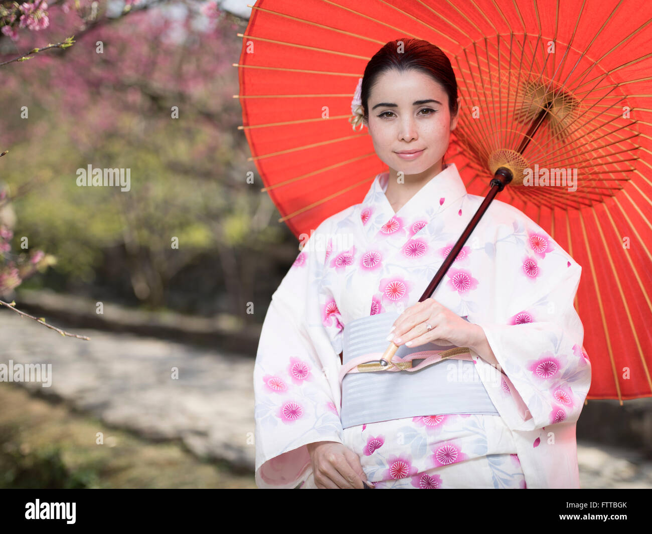 Les jeunes Asiatiques ( / Caucasian woman in yukata Japonais ) avec cherry blossom à Nakijin Château, Okinawa Banque D'Images