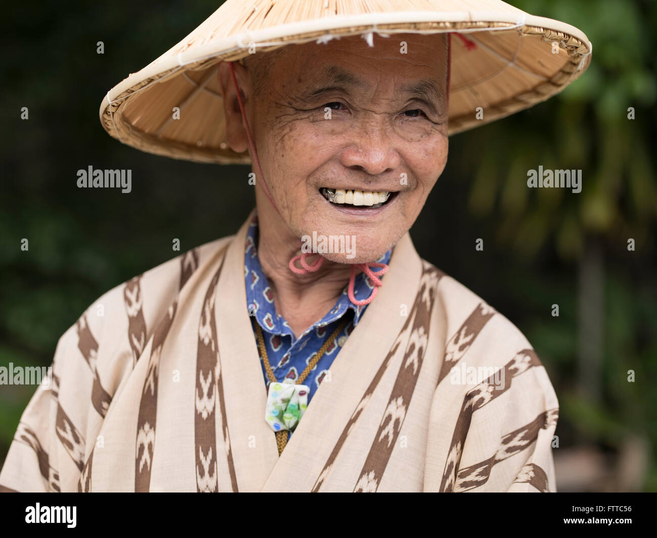 Personnes âgées homme d'Okinawa (83) Le port de chapeau de paille traditionnel et simple yukata à Okinawa World, Okinawa, Japon. Banque D'Images