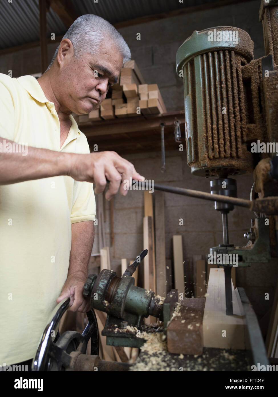 Oshiro Yoshimasa (57) chef de faire tisser , 大城織機製作所 Haebaru, Okinawa Banque D'Images