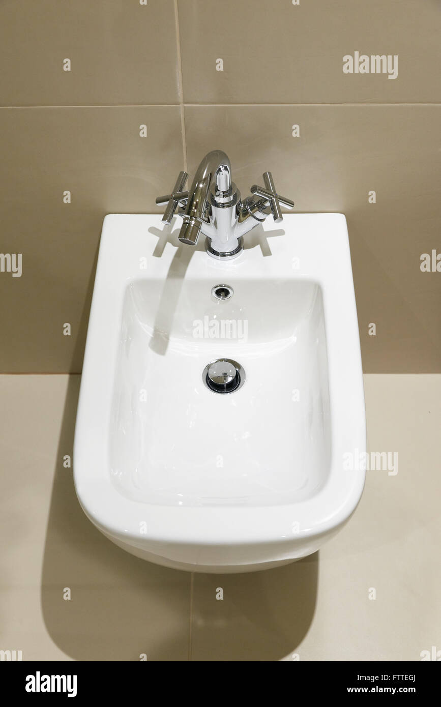 Gros plan du manuel d'Italien dans un bidet w.c. Banque D'Images