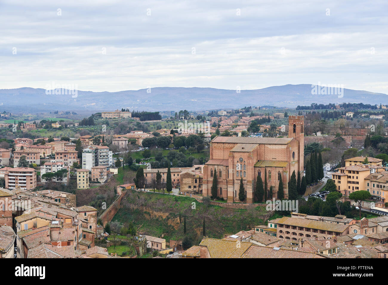 Basilique San Domenico (Basilique Cateriniana), une basilique à Sienne, Toscane, Italie. Vue depuis le Campanile del Mangia. Banque D'Images