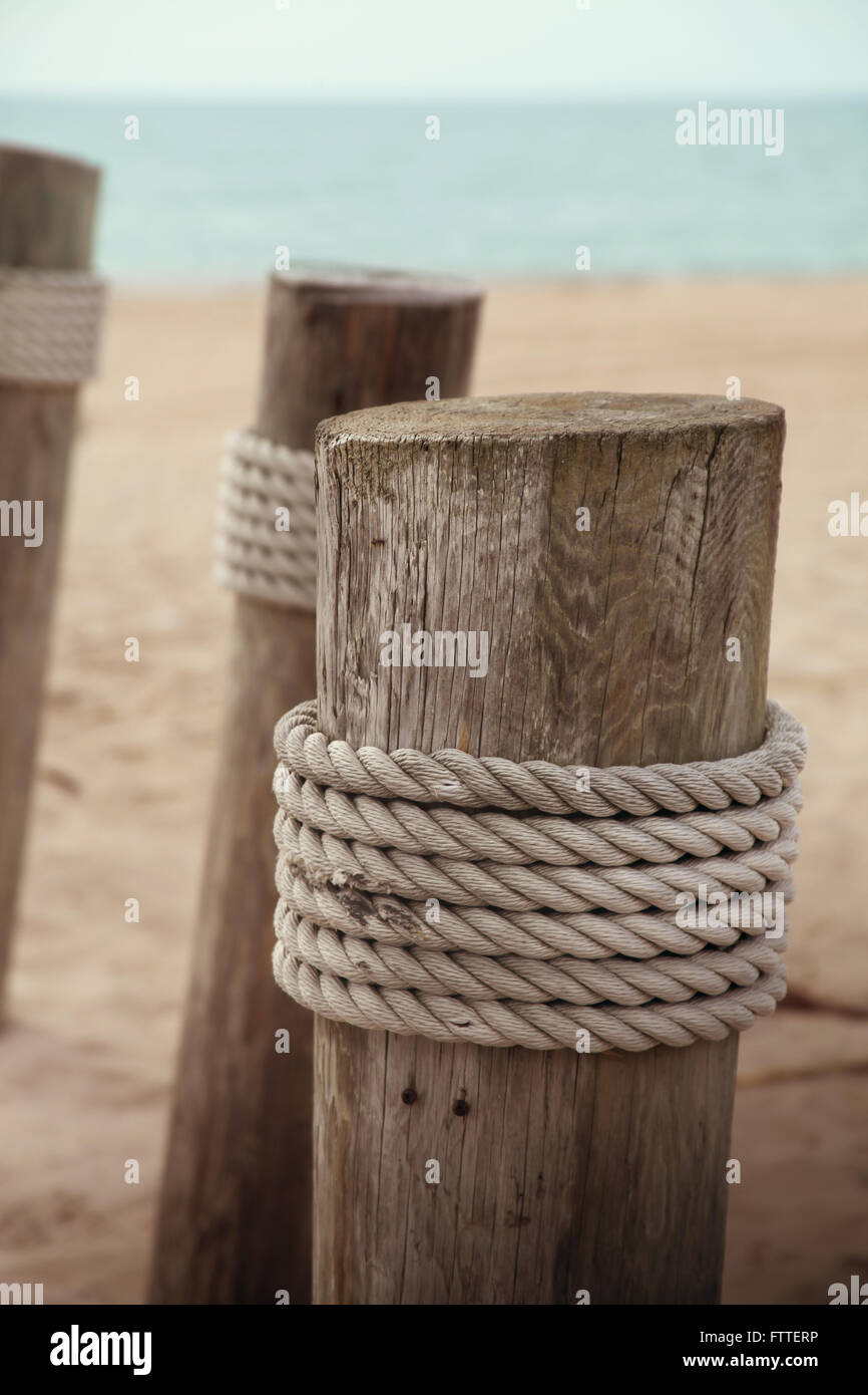 Poteaux de bois at beach Banque D'Images