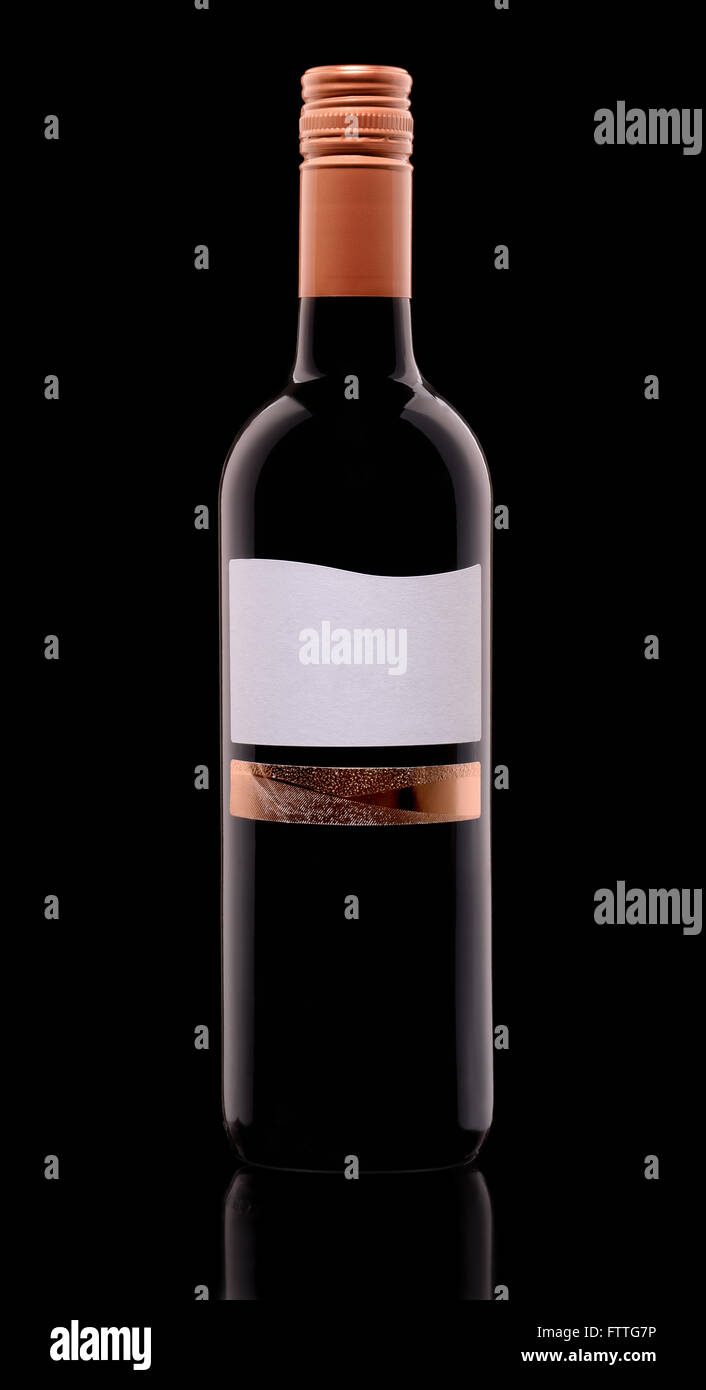 Bouteille de vin avec étiquette blanche à blanc sur noir isolé Banque D'Images