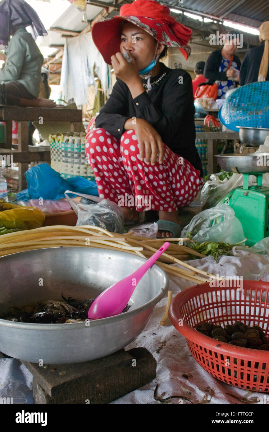 Poisson frais pêché dans le fleuve Mékong à proximité sont à vendre à un marché d'alimentation à Kampong Cham, au Cambodge. Banque D'Images