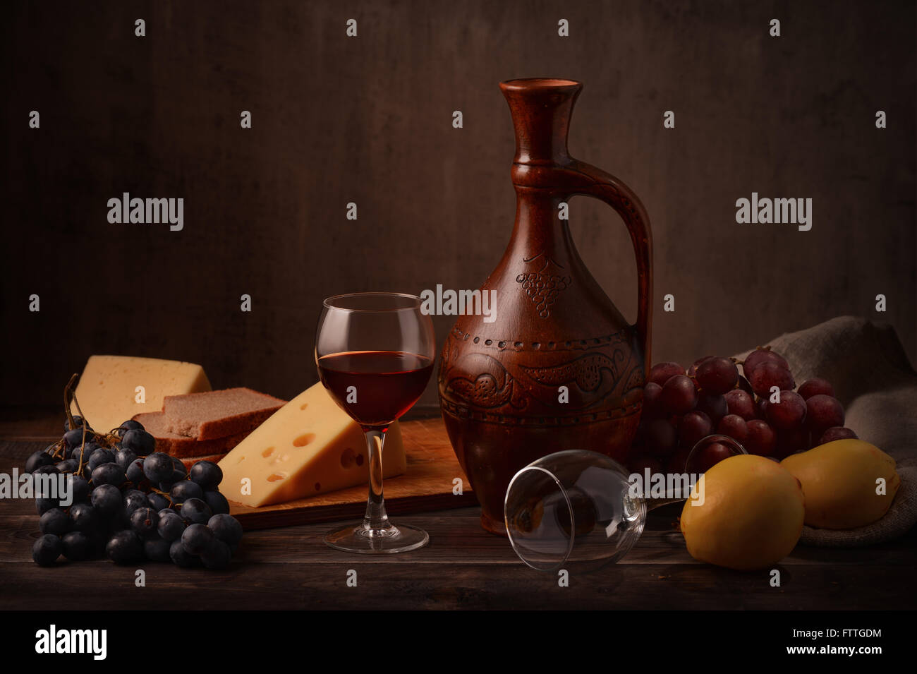 Nature morte avec raisins, vin et fromage Banque D'Images