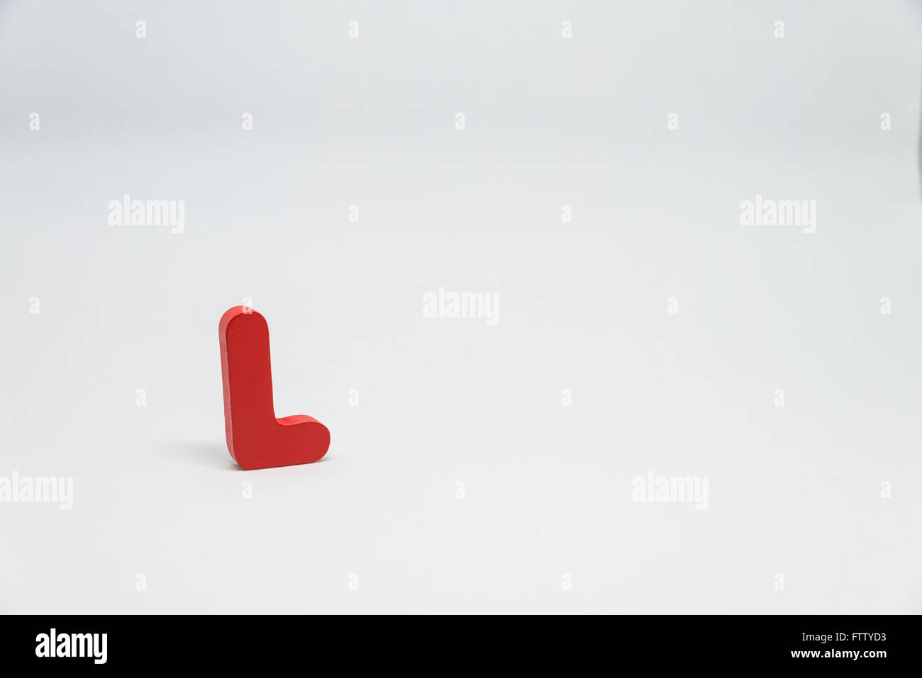 L'alphabet en bois rouge sur fond blanc Banque D'Images