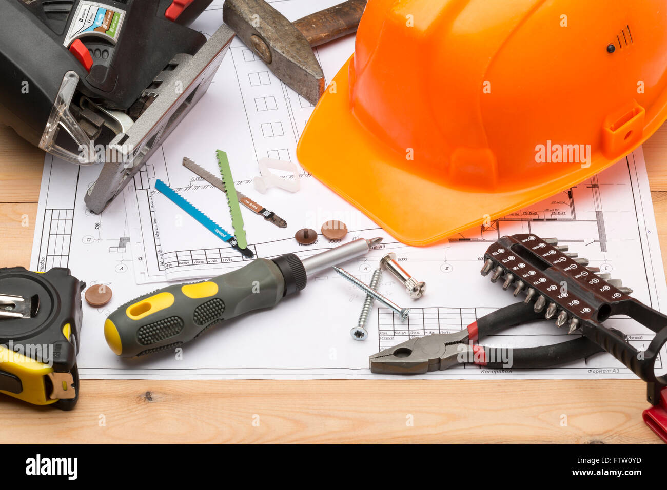 Ensemble d'outils différents pour la réparation et de la construction : marteau, tournevis, vis, percer, m,casque Banque D'Images