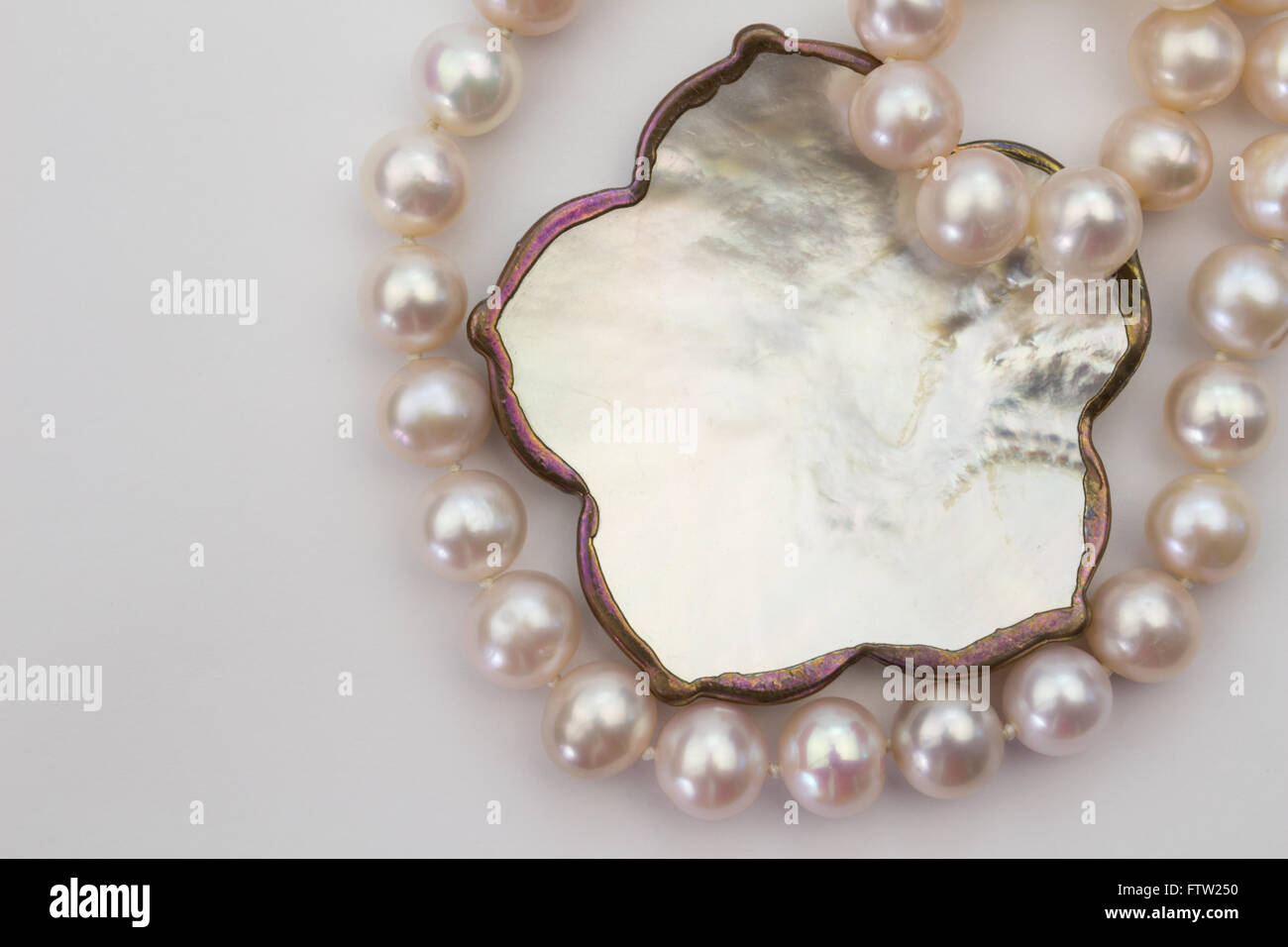 Haut lay collier perles rose pâle et mère de pendentif perle isolated on  white Photo Stock - Alamy
