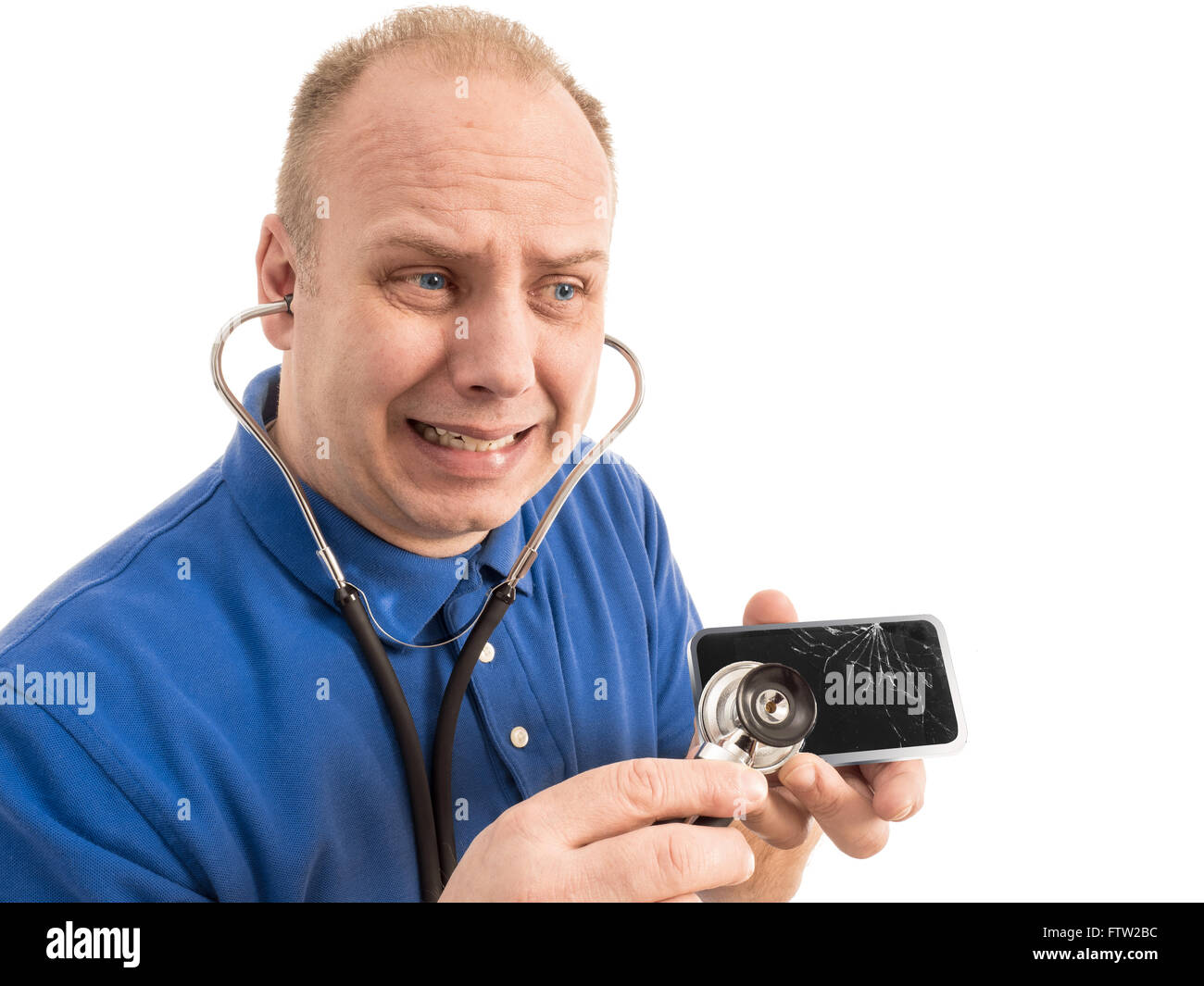 Photographie d'un réparateur d'électronique vérifiant téléphone intelligent avec un stéthoscope. Le téléphone intelligent a un piderwebbed "affichage" Banque D'Images