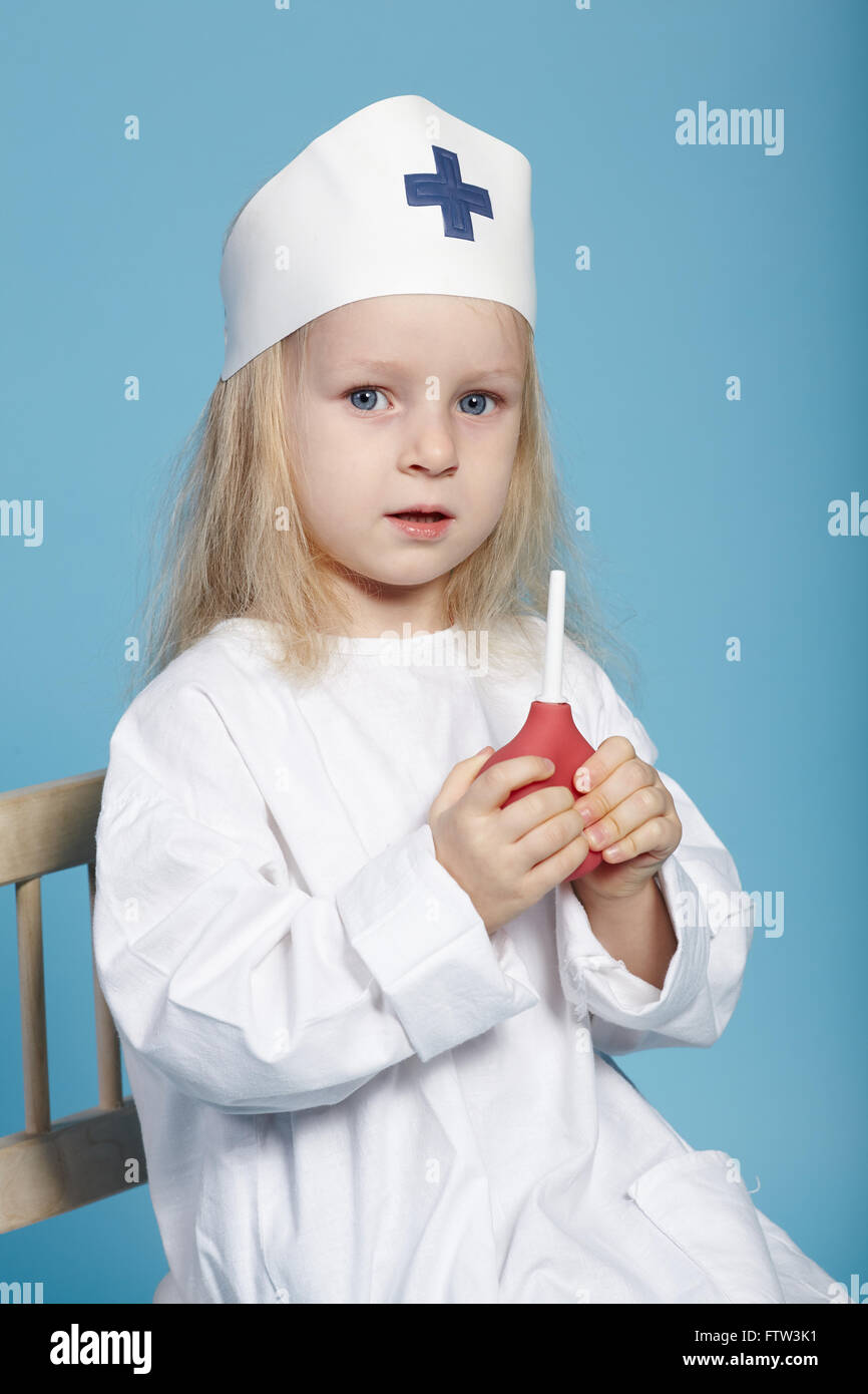 Peu Drole Fille Jouant Infirmiere Photo Stock Alamy