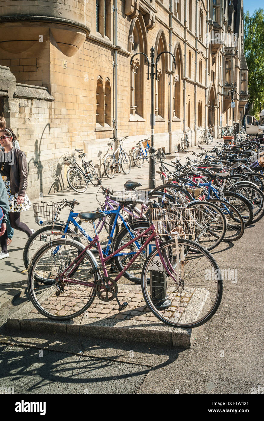 Des vélos garés devant des étudiants des collèges de l'université d'Oxford UK Banque D'Images