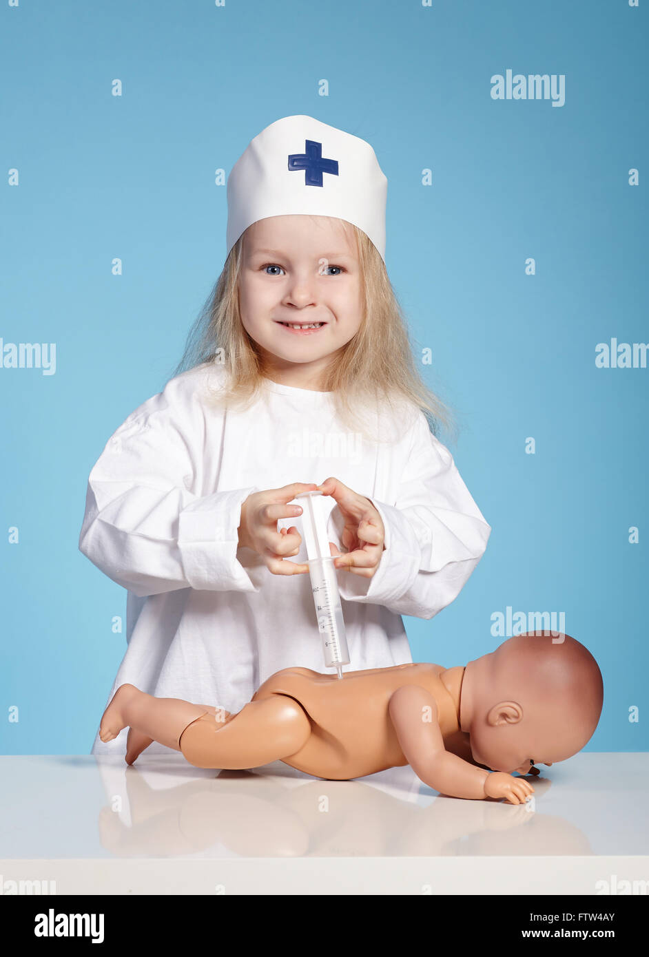 Peu Drole Fille Jouant Infirmiere Photo Stock Alamy