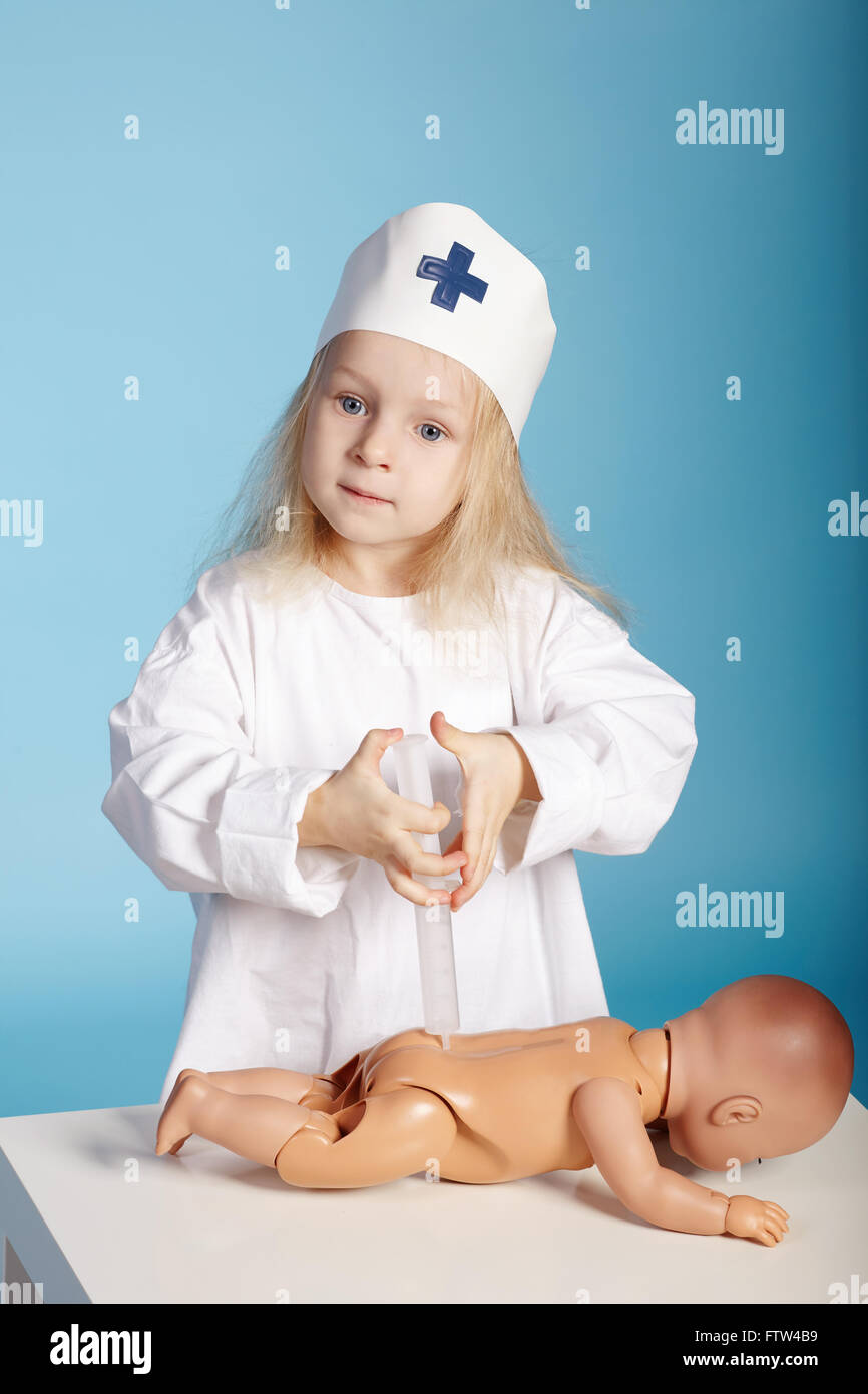Peu Drole Fille Jouant Infirmiere Photo Stock Alamy