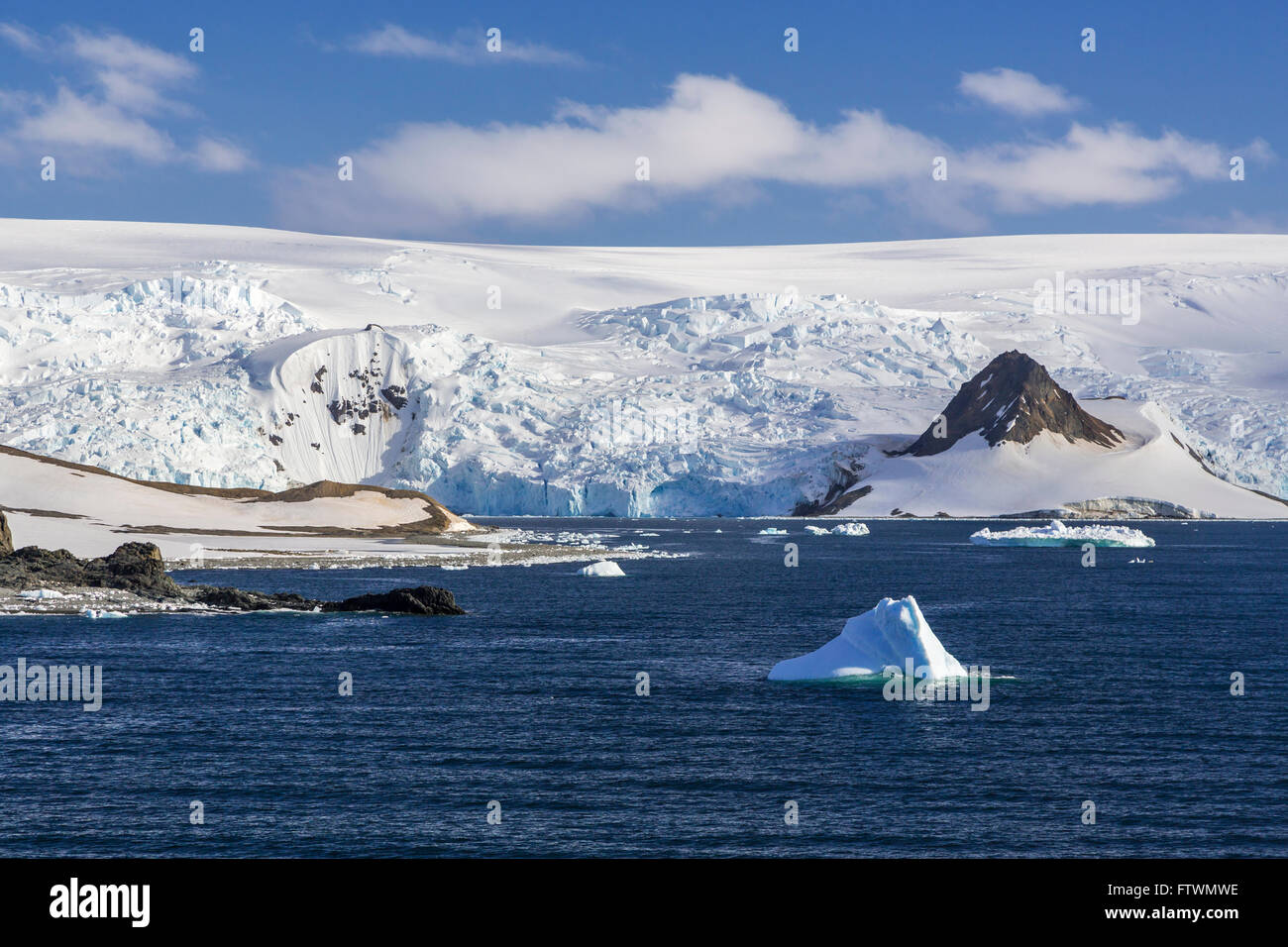 Un glacier paysage dans Admiralty Bay, Îles Shetland du Sud, l'Antarctique. Banque D'Images