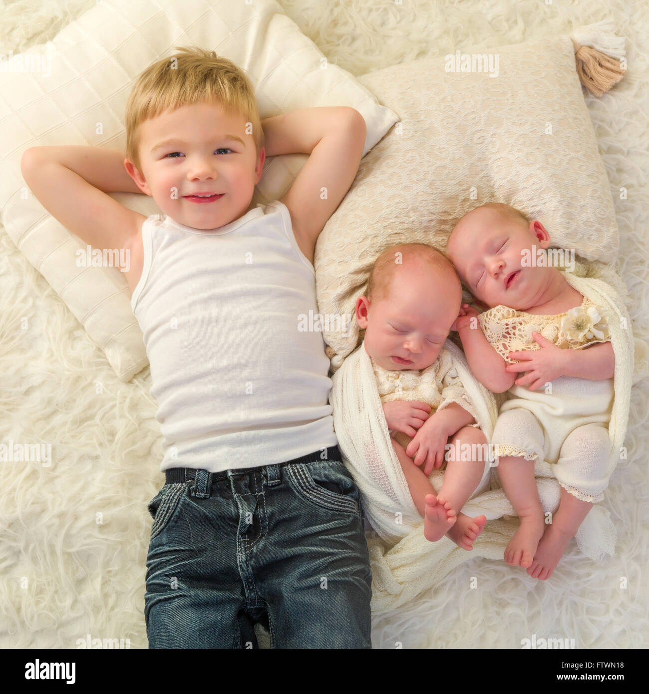 Fier Peu Bebe Garcon Posant Avec Son Nouveau Ne Des Soeurs Jumelles Identiques Photo Stock Alamy Fier Peu Bebe Garcon Posant Avec Son Nouveau Ne Des Soeurs Jumelles Identiques Photo Stock Alamy
