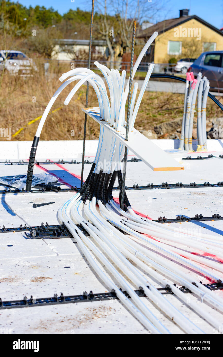 Ronneby, Suède - le 26 mars 2016 : le tube en plastique pour être raccordé à une unité de chauffage au sol. L'eau chaude s'écoule dans les tubes Banque D'Images