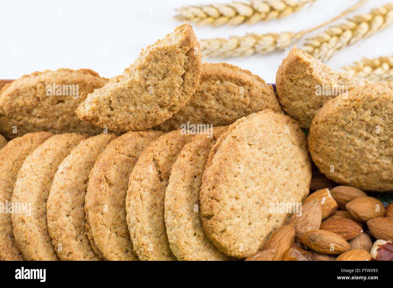 Bande de partie intégrante des cookies avec des amandes fraîches Banque D'Images