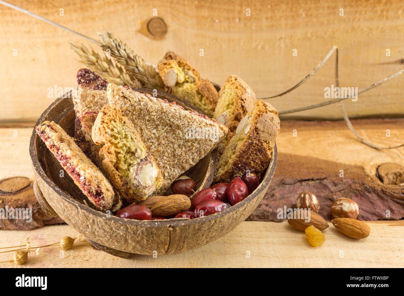 Partie intégrante des cookies aux amandes et cynorrhodons servi dans une noix de coco Banque D'Images