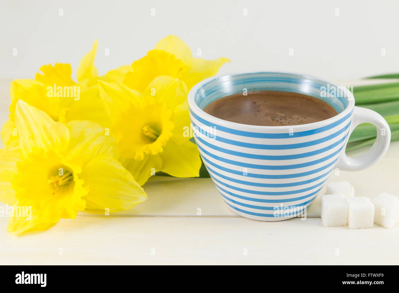 Café avec les jonquilles sur une table Banque D'Images