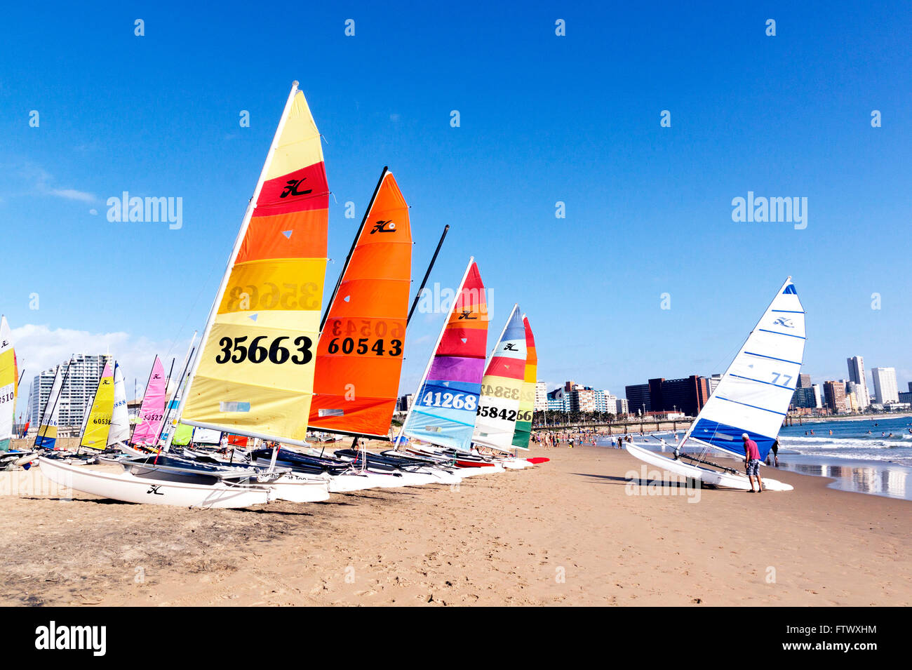 DURBAN, AFRIQUE DU SUD ; mars 28, 2016:inconnus et bateaux colorés sur la plage de la vesce à Durban, Afrique du Sud Banque D'Images