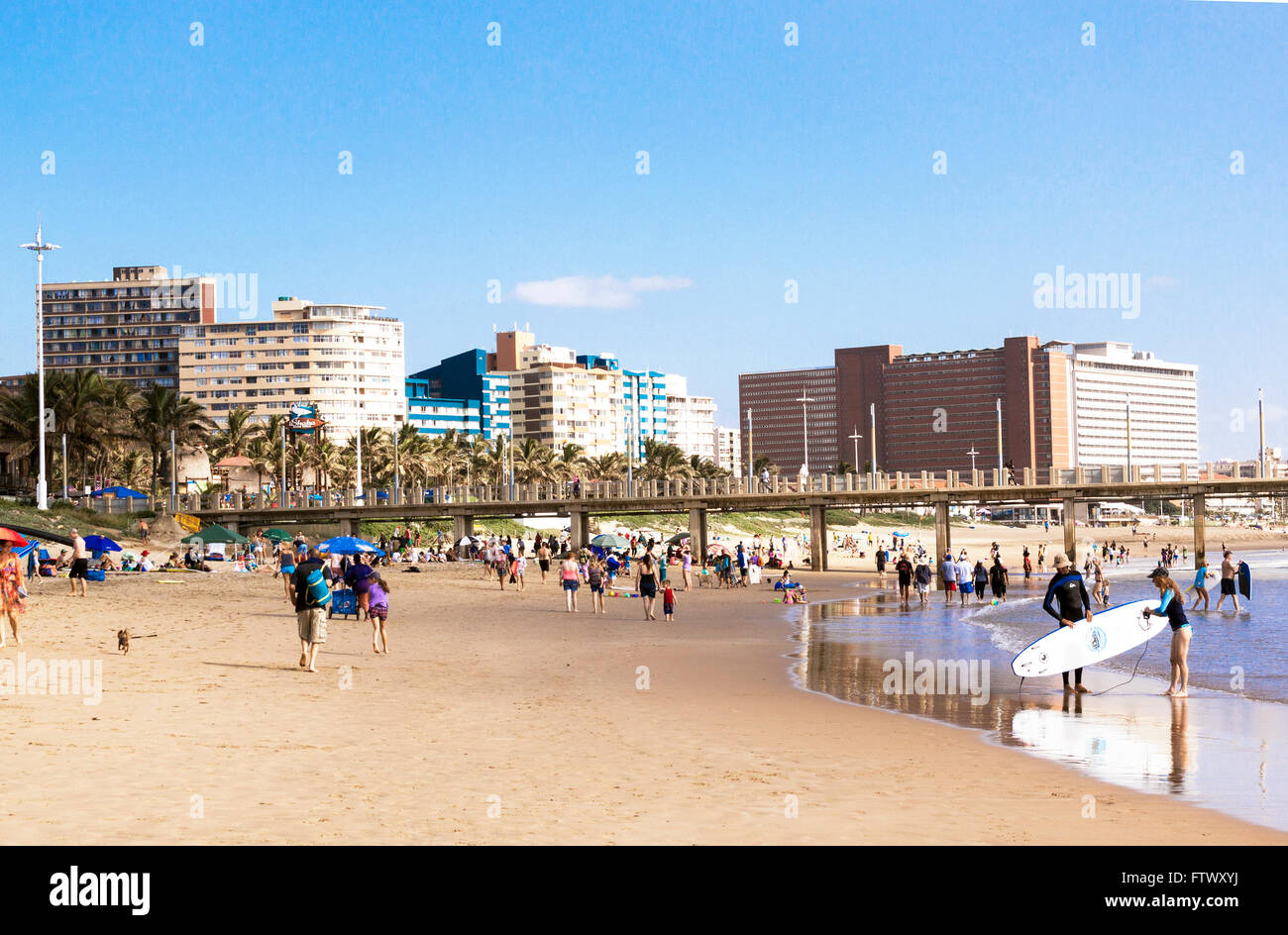 DURBAN, AFRIQUE DU SUD : 28 mars 2016 : Beaucoup de gens inconnus à la vesce pier contre city skyline à Durban, Afrique du Sud Banque D'Images