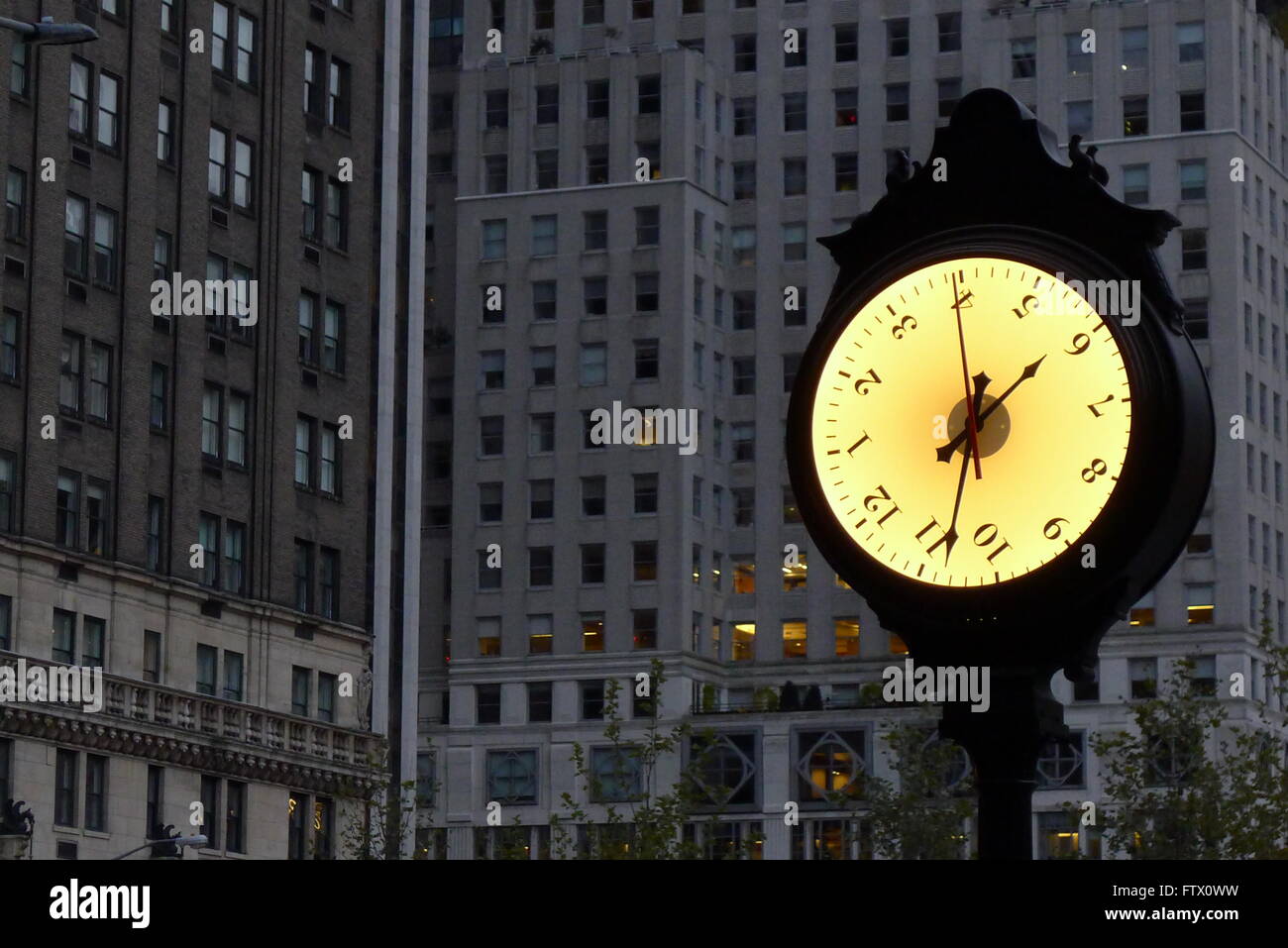 La rotation de l'horloge Face à New York City Banque D'Images