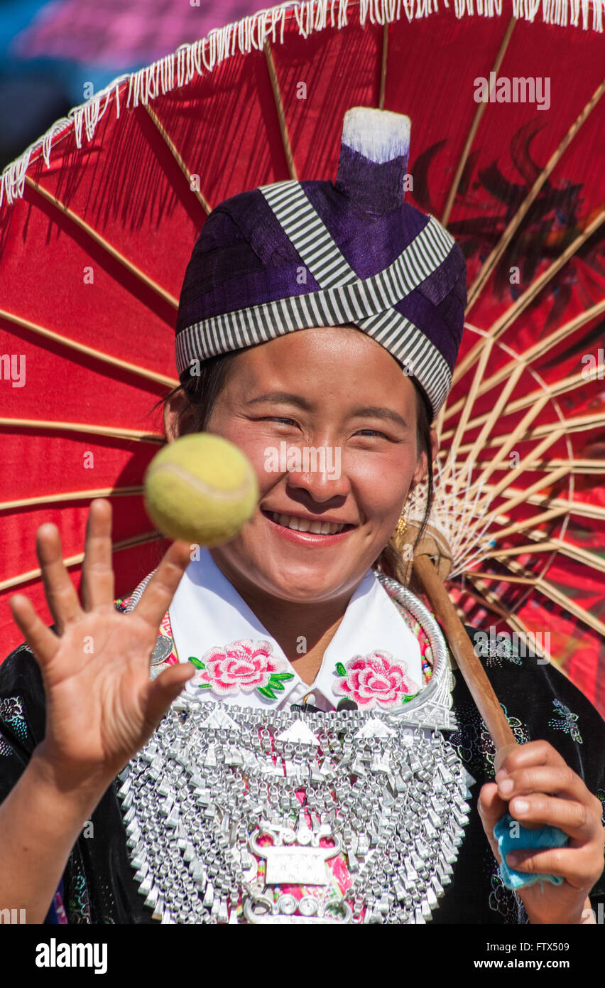 Love Match - Exposition des SI. Cette dame est vêtu de vêtements traditionnels Hmong, elle prend part à la nouvelle année. Banque D'Images