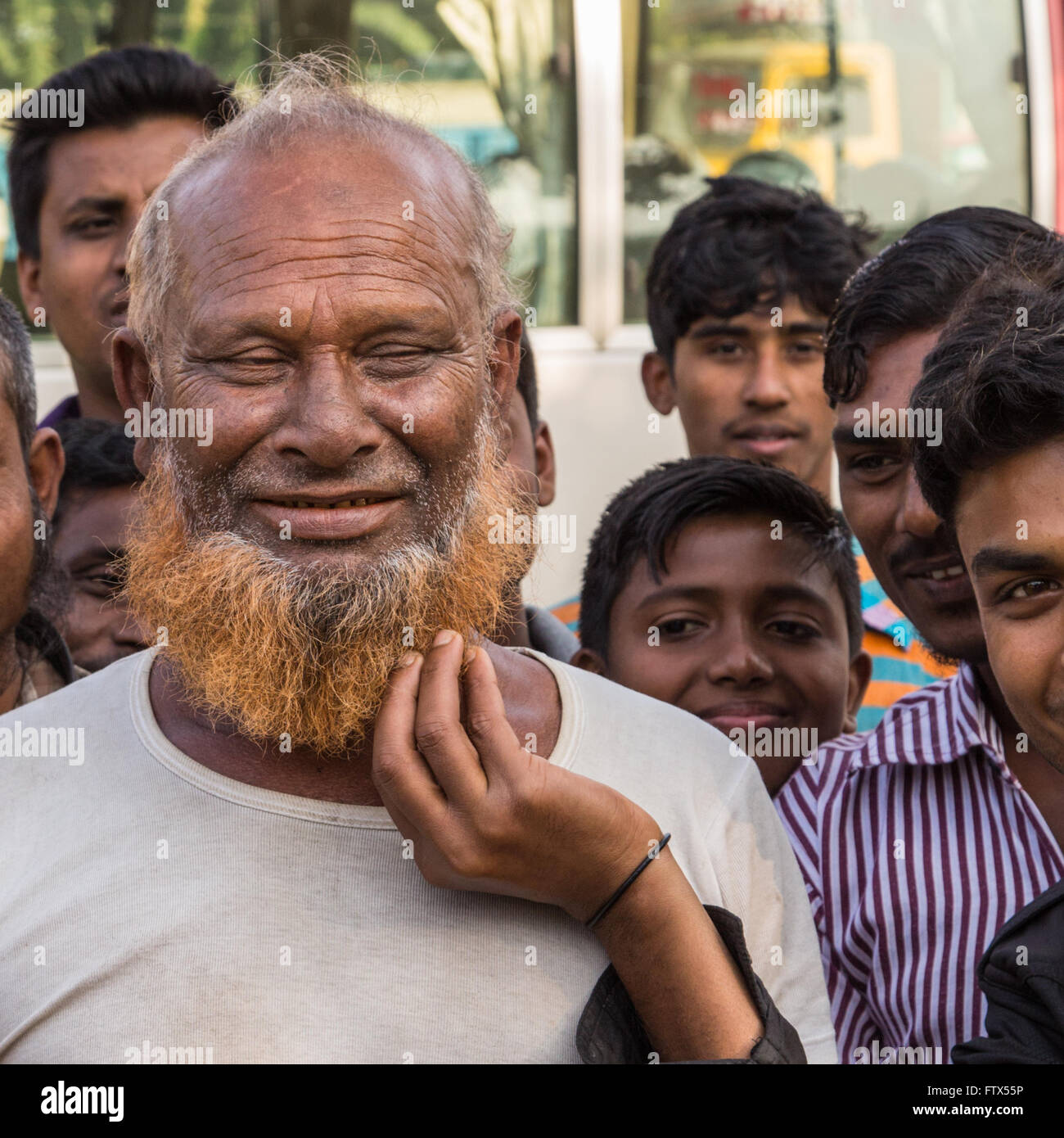 Le joker - Exposition RPS.Cet homme est d'avoir sa barbe ludique tiré par un jeune homme qu'il est photographié. Banque D'Images
