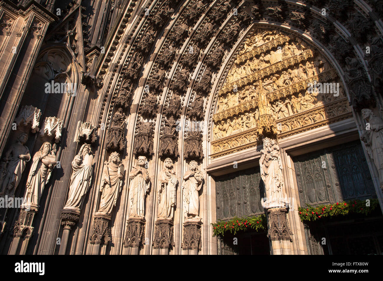 L'Europe, l'Allemagne, Cologne, sculptures sur le portail principal de la cathédrale. Banque D'Images