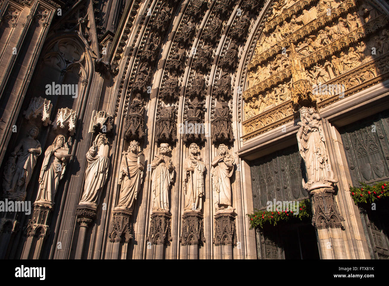 L'Europe, l'Allemagne, Cologne, sculptures sur le portail principal de la cathédrale. Banque D'Images