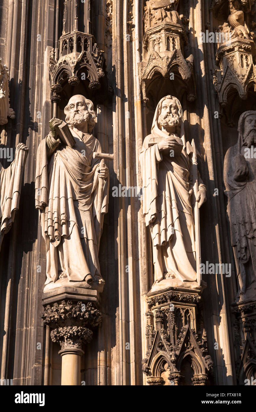 L'Europe, l'Allemagne, Cologne, sculptures sur le portail principal de la cathédrale. Banque D'Images