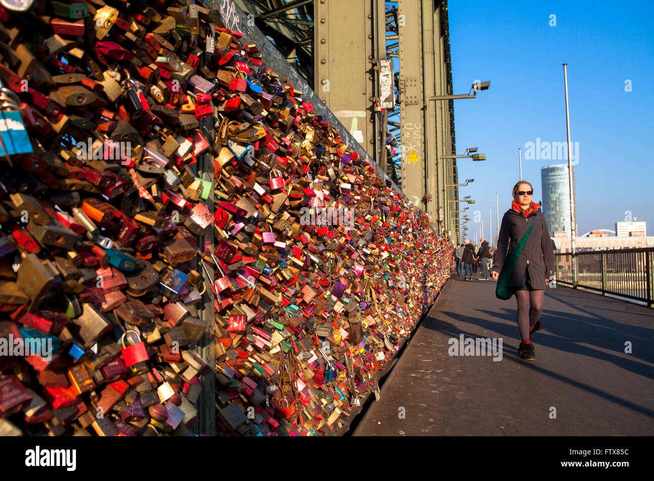 L'Europe, l'Allemagne, Cologne, cadenas sur sentier de clôture du pont ferroviaire de Hohenzollern. Les jeunes couples sceller leur amour avec e Banque D'Images