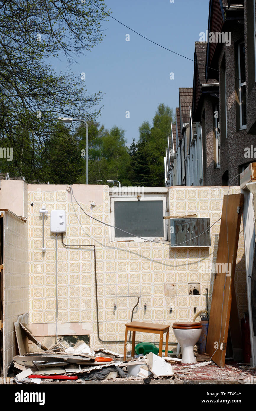 Démolition du bâtiment montrant une salle de bains privative et décombres Banque D'Images