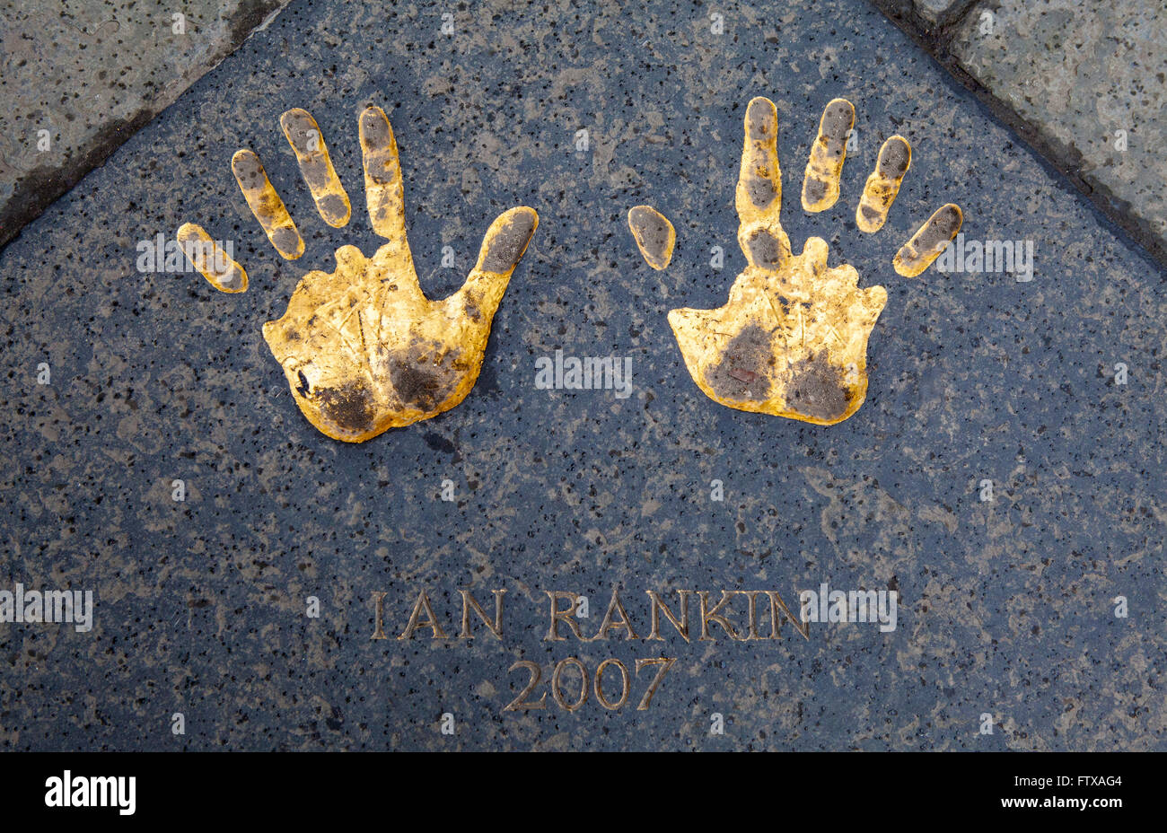 La main-d'impression célèbre auteur écossais Ian Rankin au City Chambers à Édimbourg, en Écosse. Banque D'Images