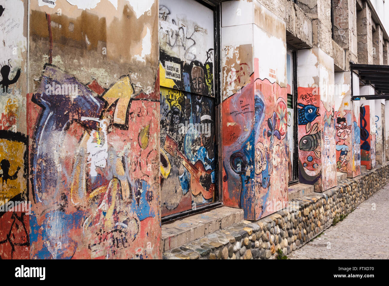 Les graffitis, Ushuaia, Argentine - novembre 2015. Le graffiti est une forme universelle de l'art, politique, et l'expression de soi. Banque D'Images