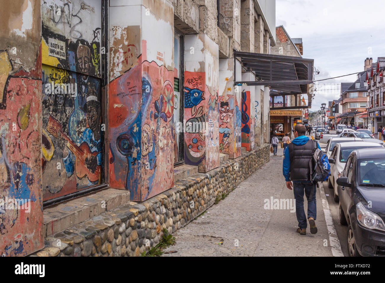 Les graffitis, Ushuaia, Argentine - novembre 2015. Le graffiti est une forme universelle de l'art, politique, et l'expression de soi. Banque D'Images